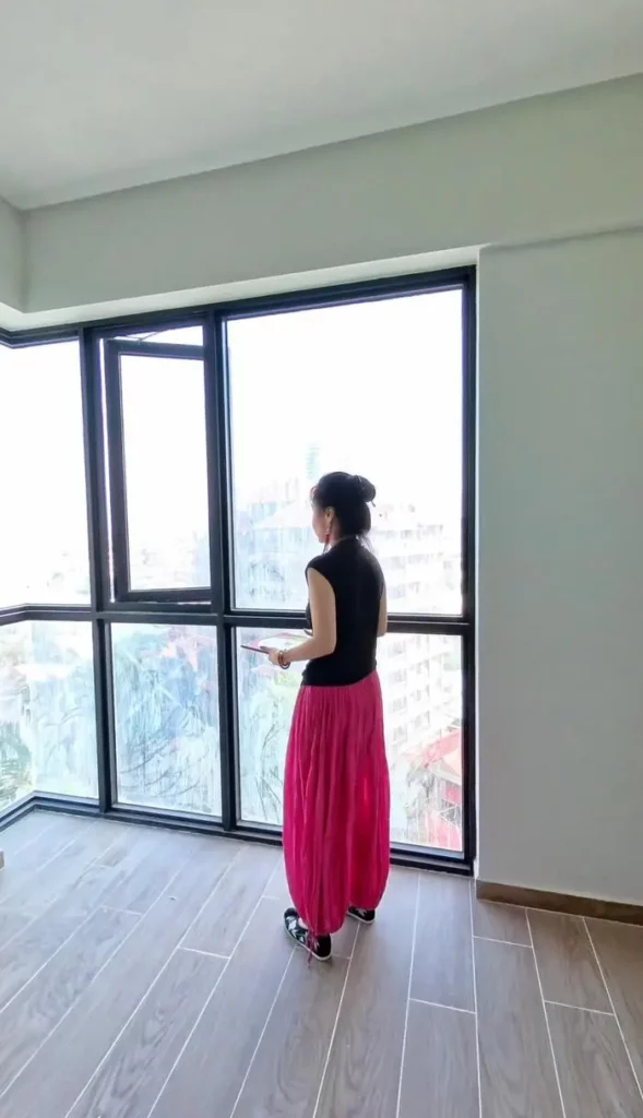 Master Yixin在新加坡某HDB住宅客厅现场勘察风水,为屋主指出居家布局的优化要点