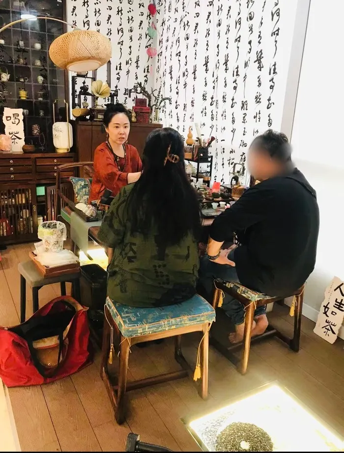 Master Yixin在为客户进行八字命理咨询,根据客户的出生时间排出命盘并详解人生运势
