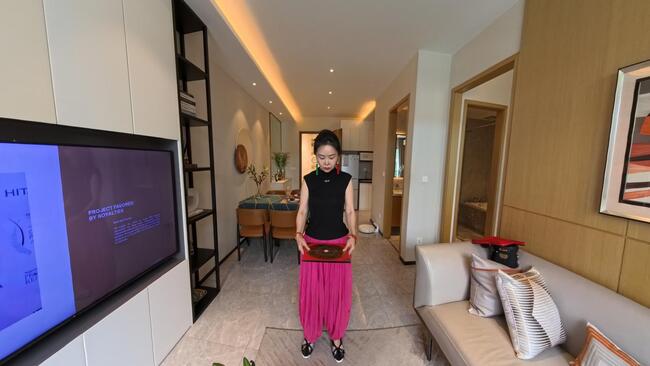 Master Yixin conducting a living room Feng Shui assessment, using a Luo Pan compass to evaluate energy flow as part of residential Feng Shui services that harmonise home design and prosperity.